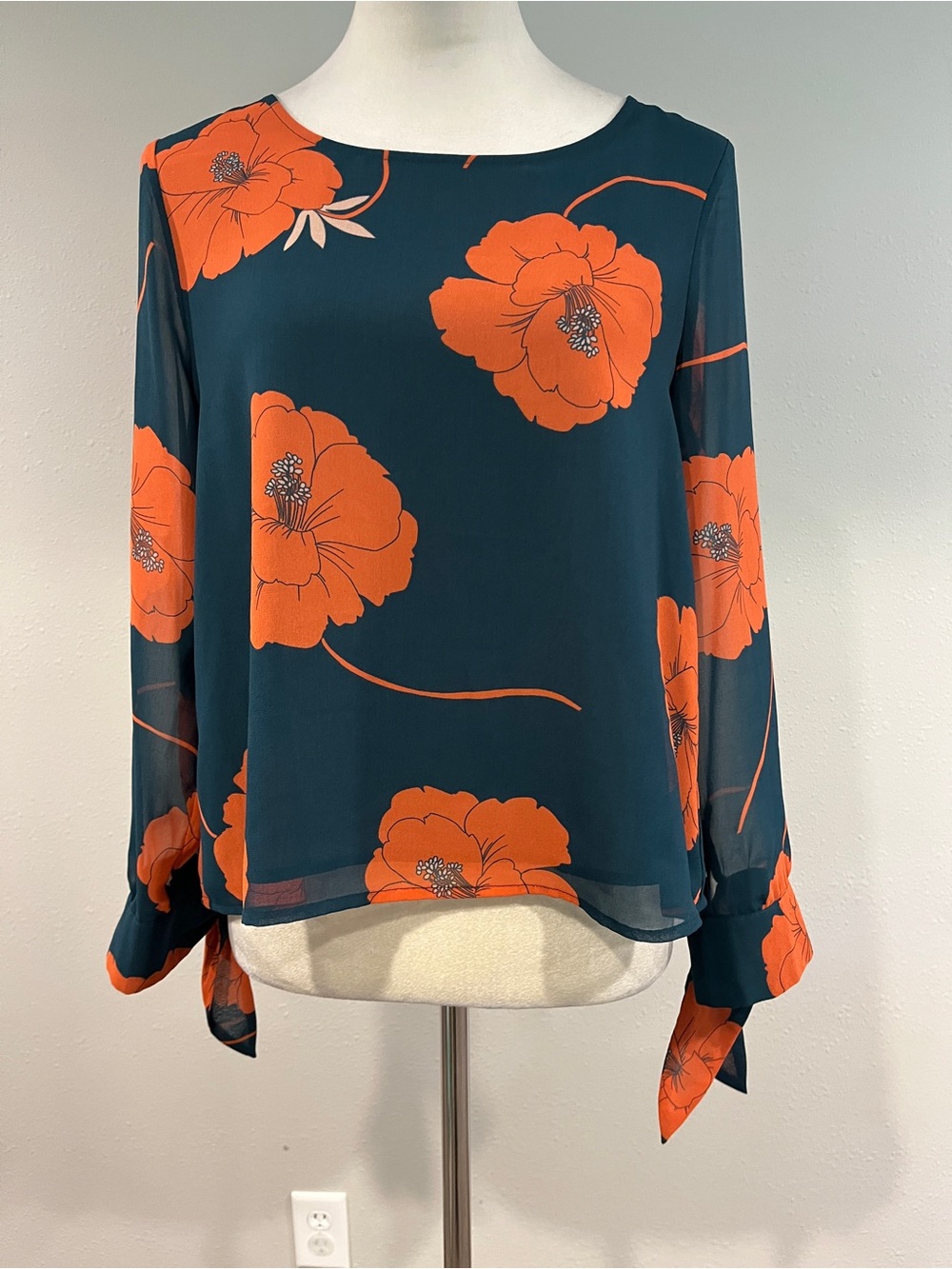 Cupcakes and cashmere dark green Floral Blouse size small